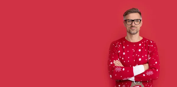 Feliz navidad. hombre sonriente en suéter de invierno y gafas. chico de Navidad sobre fondo rojo. —  Fotos de Stock