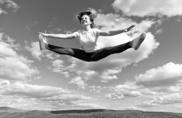 Полон энергии. гимнастка греется на фоне неба. гибкость. — стоковое фото