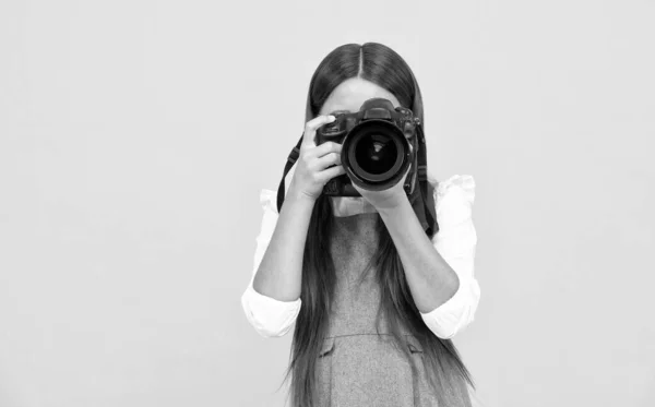 Boldog tini lány fotós fotózás digitális fényképezőgép, másolás tér, fényképezés — Stock Fotó