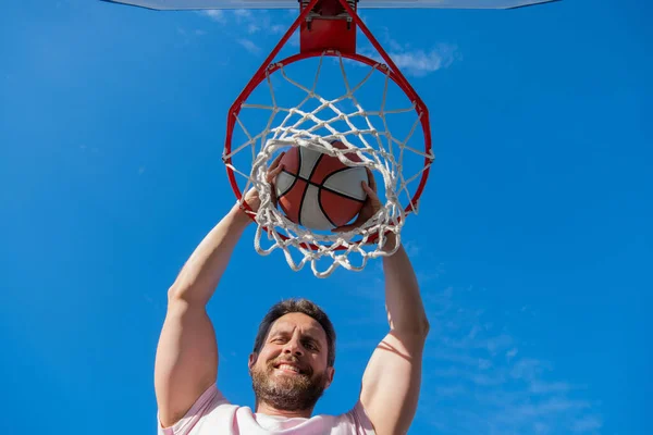 Giocatore di basket professionista allenamento all'aperto. Il ragazzo ha una motivazione sportiva. sport e hobby — Foto Stock