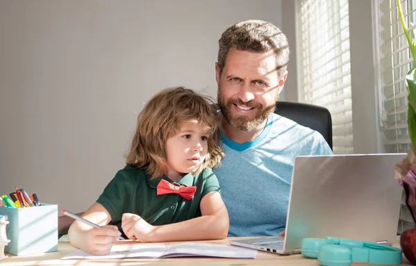 Padre barbudo o escuela tutor privado enseñanza niño hijo con portátil moderno, educación en el hogar — Foto de Stock