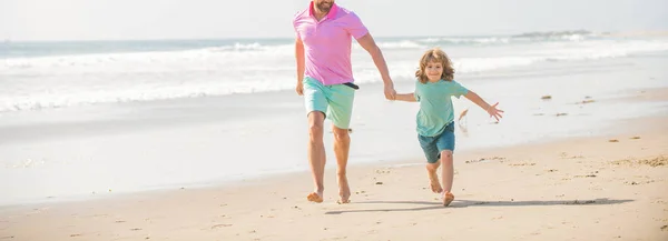 Dzieciństwo i rodzicielstwo. Ojciec i syn biegający po letniej plaży. podróże rodzinne — Zdjęcie stockowe