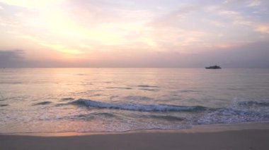 Gemi siluetiyle okyanusun doğuşu ağır çekimde, romantik manzara