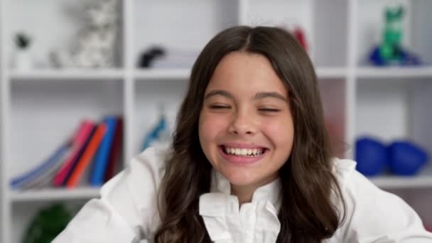 Sentido del humor de la chica adolescente riendo de broma divertida en el aula, emociones — Vídeo de stock