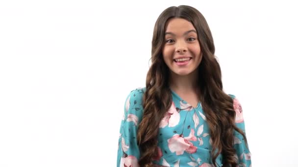 Glad barn lockigt hår peka finger på kopia utrymme för befordran isolerad på vitt, reklam — Stockvideo