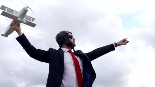 Бизнесмен в пилотном костюме с самолетом готов летать, идея — стоковое видео