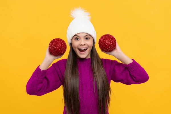 Κατάπληκτος έφηβος κορίτσι φορούν καπέλο κρατήσει διακοσμητικές μπάλες, Χριστούγεννα — Φωτογραφία Αρχείου