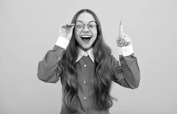 Genius idea. Girl genius with raised finger. Child prodigy in eyeglasses. Wunderkind. School education — Fotografia de Stock