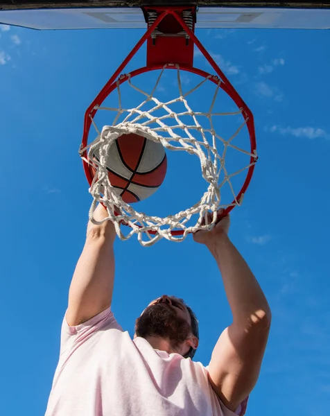 Jugador de baloncesto lanza la pelota en el aro al aire libre, baloncesto masculino —  Fotos de Stock