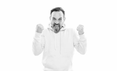 Kapüşonlu sakallı, mutlu ve olgun bir adam başarıyı kutluyor..