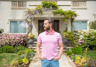 Olgun sakallı adam emlakçı ev satıyor ya da kiralıyor, ev alıyor.