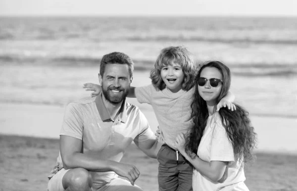 Χαρούμενο οικογενειακό πορτρέτο μητέρας πατέρα και γιου παιδιού στην παραλία Μαλιμπού στις καλοκαιρινές διακοπές, οικογένεια — Φωτογραφία Αρχείου