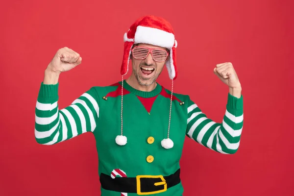 Vrolijk kerstfeest. voel het succes. gelukkig schreeuwen man in elf kostuum en partij bril. — Stockfoto