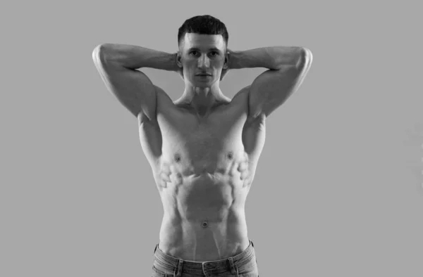 Zlepšete si svalovou zdatnost. Silný muž ukazuje, že tricepsy tricepsy na trupu a pažích sedí. Svalová síla. — Stock fotografie