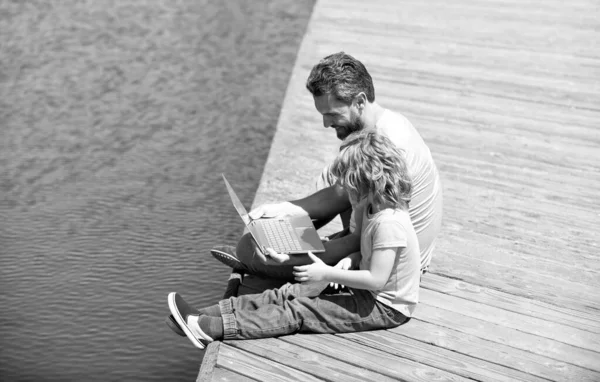 Leve o seu e-Learning em férias de verão. Pai e filho usam laptop. Envolver a família no e-Learning — Fotografia de Stock