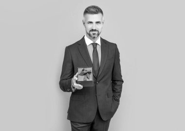İş adamı kılığındaki kendine güvenen iş adamı hediye kutusu, iş ödülü