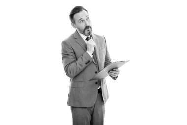 Düşünceli girişimci beyaz üzerine izole edilmiş klasör dokümanları not alıyor, karar.