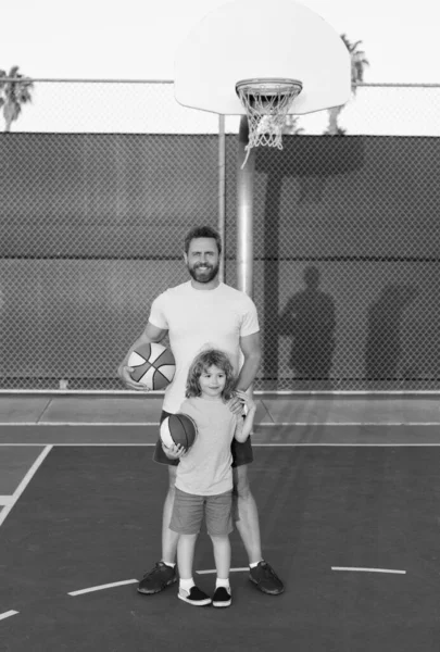 Pai feliz e filho criança jogar basquete com bola no playground, paternidade — Fotografia de Stock