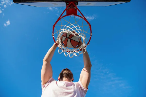 Felső nézet kosárlabda játékos dobja a labdát a karika szabadban, motiváció — Stock Fotó