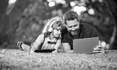 Webinar video dersi. Bilgisayarda online eğitim. baba ve oğul modern iletişim teknolojisini kullanıyorlar.
