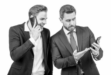 İnternette anlaşmayı tartışırız. Çalışan patrona akıllı telefonu gösterir. İş görüşmelerinde el kol hareketi yapan erkek ortaklar.