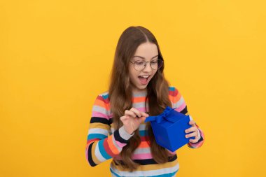 Gözlüklü genç kız şaşırdı. Boks günü. hediye ve hediye al