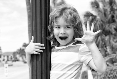 Mutlu çocuk elini aç ve yaz tatilinde beş parmağını göster, beşlik çak.