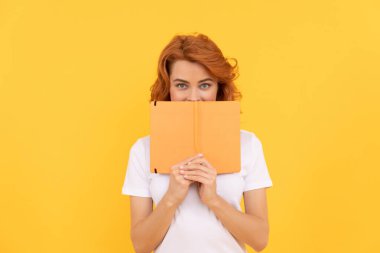 Kitap aşığı. Okula dönüyorum. Eğitim ve bilgi. Kadın okuyucu.