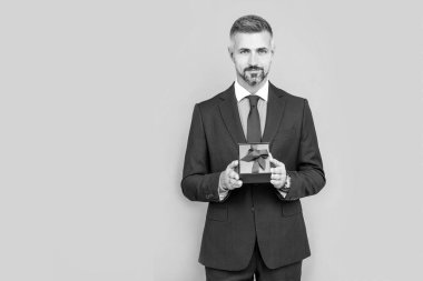 Şirket hediyesi. Kadınlar Günü 'nde. Başarılı patron hediye kutusunu paylaştı.