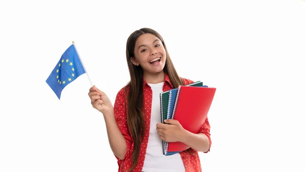 Enfant tenir drapeau de l'union européenne et copybook scolaire pour étudier isolé sur blanc, éducation. — Photo