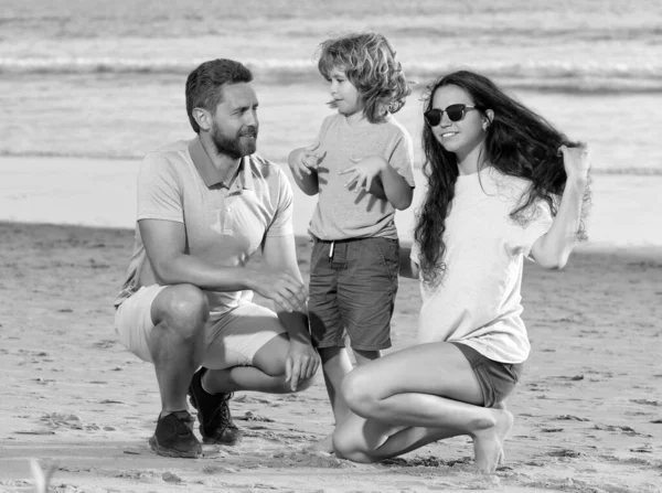 Vakantie met het gezin. gelukkige ouders met kind jongen. Moeder vader en zoon liefde ontspannen samen. — Stockfoto