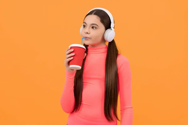 Boire à emporter boisson. enfant avec tasse à café à emporter avec écouteurs. Bonjour. — Photo