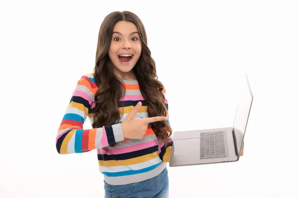 Zaskoczony nastolatek dziewczyna nauka online edukacja wskazując palcem na komputerze, wiedza — Zdjęcie stockowe