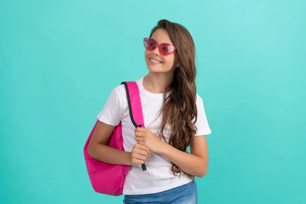 Sırt çantası ve güneş gözlüklü mutlu çocuk okula, okula gitmeye hazır. — Stok fotoğraf