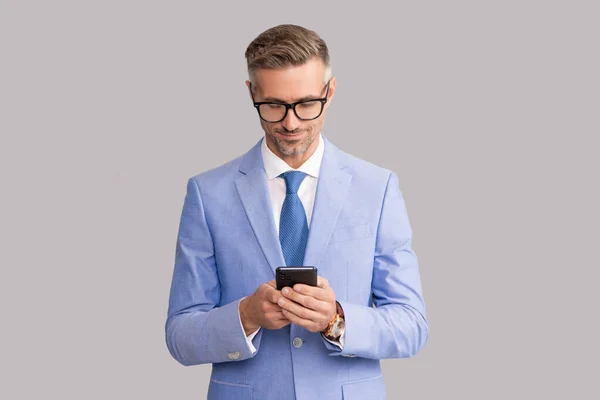 Улыбающийся красивый бизнесмен в очках проверяет электронную почту по телефону, блоггер — стоковое фото