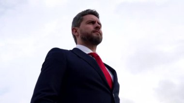 Yetişkin boz gözlü girişimci gökyüzü arka planına olan güvenini dile getirdi, başarı