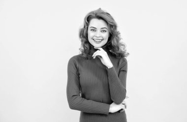 Güzel, kızıl saçlı, kıvırcık saçlı, gülümseyen ve kameraya gülen bir kızın portresi.