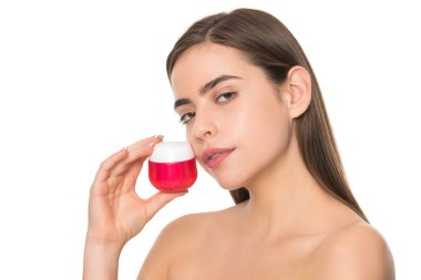 Kadın yüz kremi kullanıyor. Genç kız saç maskesi takıyor. cilt kremi olan bayan.