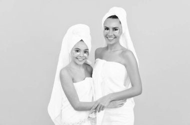 Nemlendirici cilt. Kozmetoloji. Terry Havlu 'daki anne ve kızı yama kullanıyor. Aile kaplıcasında güzel bir gün.