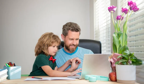 Γενειοφόρος μπαμπάς ή ιδιωτικό σχολείο δάσκαλος αγόρι γιο με σύγχρονο φορητό υπολογιστή, παιδική ηλικία — Φωτογραφία Αρχείου