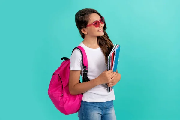 Mutlu genç kız sırt çantası ve defter taşıyor. Okula dönüyorum. Bilgi günü. eğitim. — Stok fotoğraf