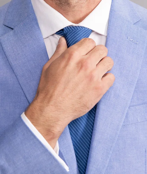 Primer plano hombre recortado en traje de negocios y corbata con la mano, formalwear —  Fotos de Stock