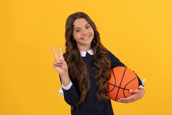 Καλοκαιρινή δραστηριότητα. Χαρούμενη έφηβη με μπάλα μπάσκετ. Παιδί μπασκετμπολίστας. Αθλητική σχολή. — Φωτογραφία Αρχείου