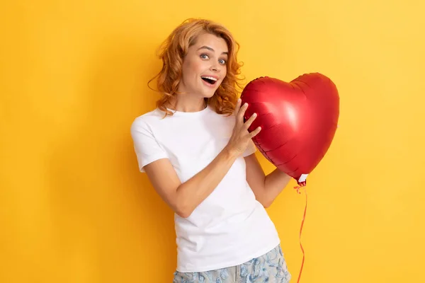 Έκπληκτος ευτυχισμένη κοκκινομάλλα κορίτσι με μπαλόνι αγάπη καρδιά. φιλανθρωπία και δωρεά — Φωτογραφία Αρχείου