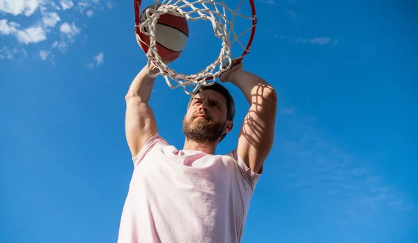 Deporte y hobby. clavado en la cesta. slam dunk en movimiento. Vista alta. actividad de verano. — Foto de Stock