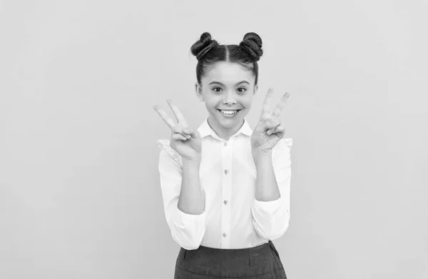 De vuelta a la escuela, de vuelta a la paz. El niño feliz muestra signos de V. Educación escolar. Aprendiendo por la paz —  Fotos de Stock