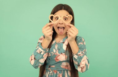 Bu çok aptalca. Aptal kız kalp şeklinde gözlüklerle dilini dışarı çıkarıyor. Sevgililer Günü