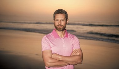 Yaz tatili. Gün batımında deniz üzerinde sakallı yakışıklı bir adam. Sabah kumsalındaki traşsız adam.