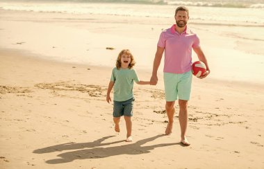Baba ve çocuk dışarıda eğleniyorlar. Çocukluk ve ebeveynlik. Aile tatilleri.