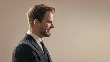 Başarılı bir girişimciydi. Mutlu iş adamının portresi. Gülümseyen iş adamı gri arka plan